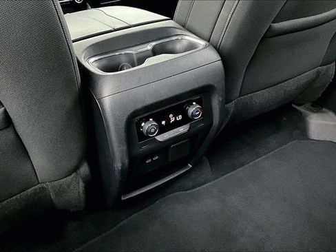 Used 2024 Chevrolet Traverse LT FWD image 28