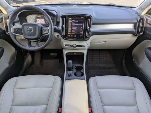 Used 2022 Volvo XC40 T5 Momentum w/ Premium Package image 18