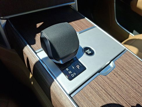 New 2025 Land Rover Range Rover Long Wheelbase SE image 12