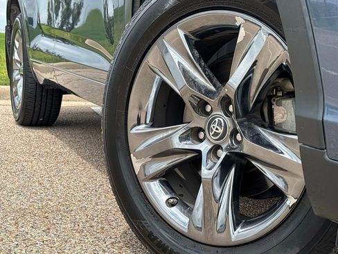 Used 2019 Toyota Highlander Limited Platinum FWD image 2