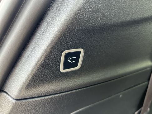 Used 2025 Chrysler Pacifica Select FWD image 11