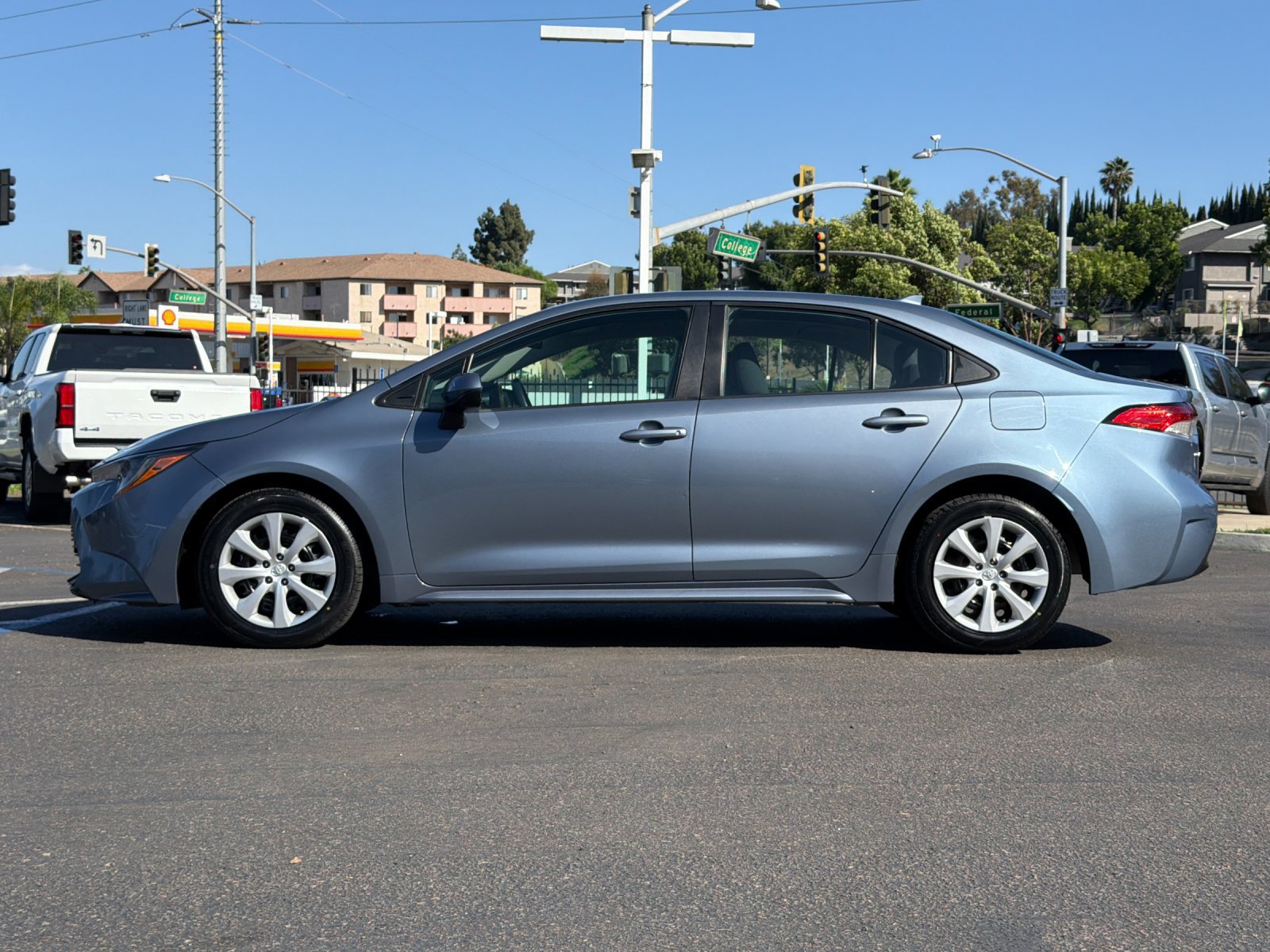 Used 2024 Toyota Corolla LE FWD image 2