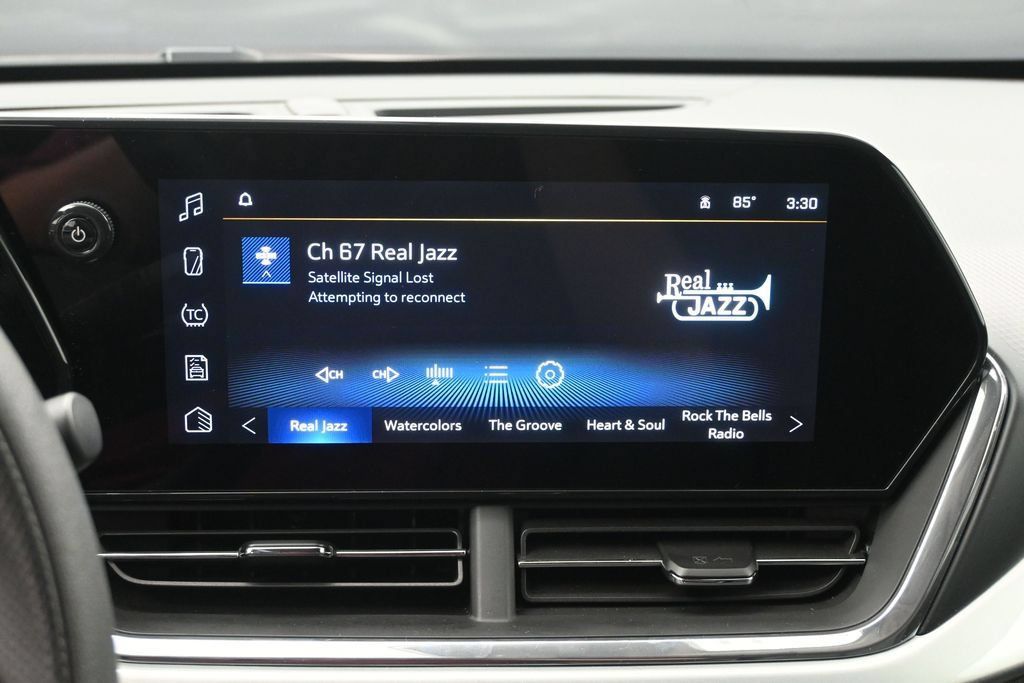 Used 2025 Chevrolet Trax LT FWD image 13