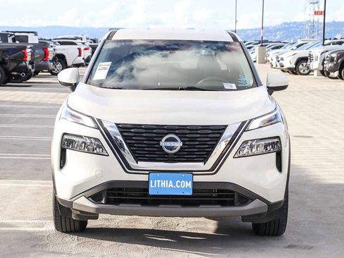 Used 2023 Nissan Rogue SV image 2