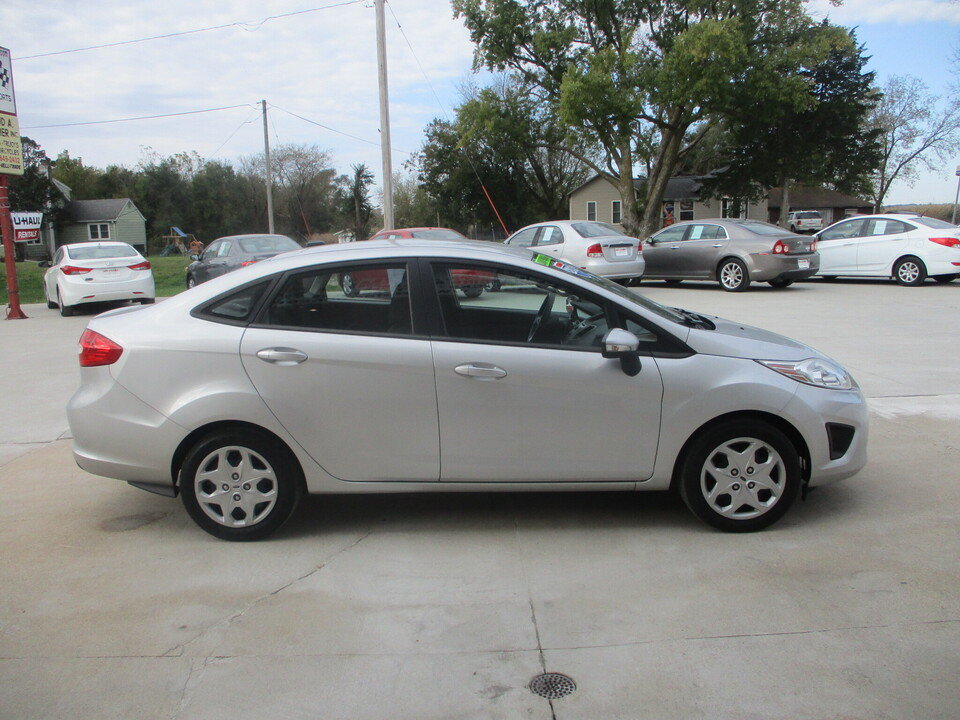 Used 2013 Ford Fiesta SE FWD image 2