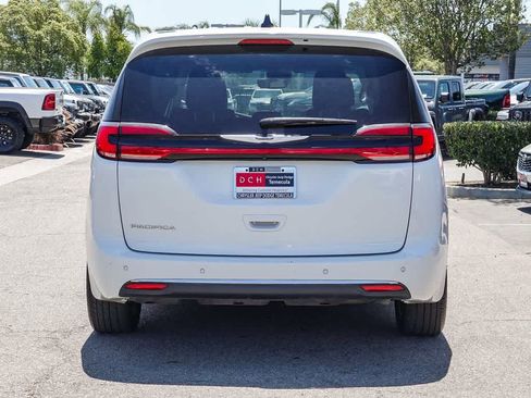 Certified 2023 Chrysler Pacifica Touring-L FWD image 5