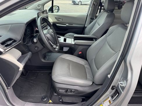 Certified 2024 Toyota Sienna Limited image 9