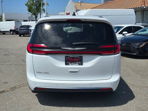 Certified 2024 Chrysler Pacifica Touring-L FWD image 7