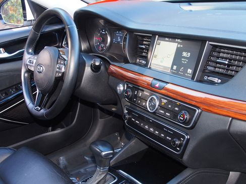 Used 2019 Kia Cadenza Technology image 10