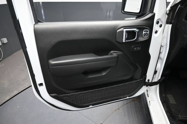 Used 2026 Jeep Wrangler Unlimited Rubicon AWD/4WD image 17