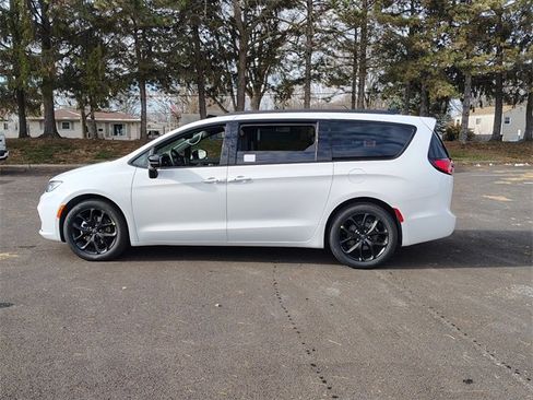 New 2026 Chrysler Pacifica Limited w/ Uconnect Theater Family Group image 9