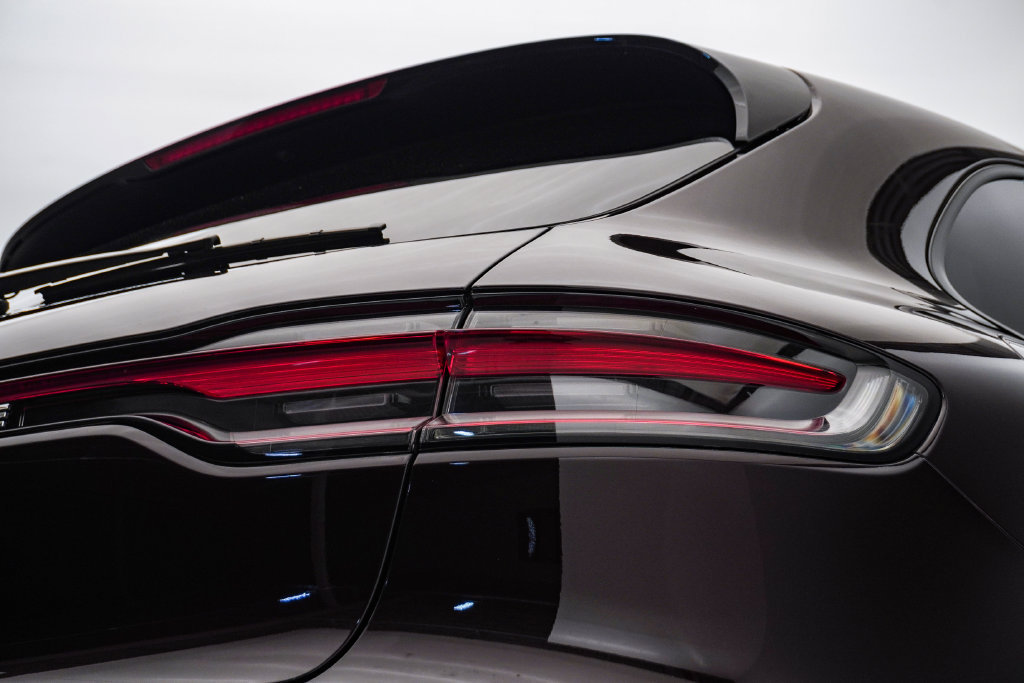 Certified 2023 Porsche Macan Turbo AWD/4WD image 13