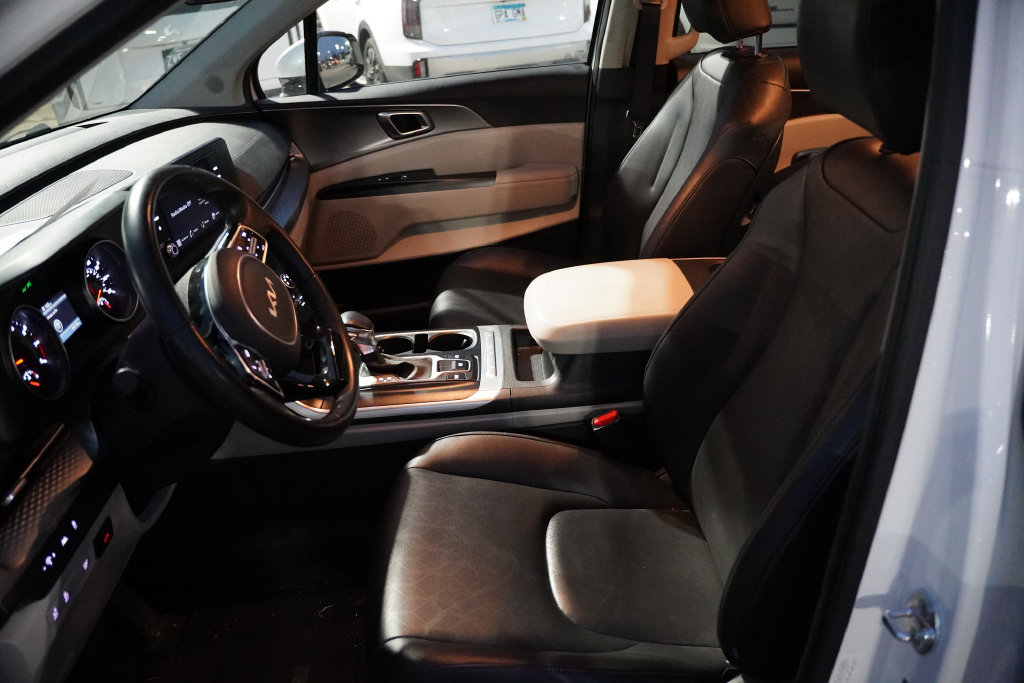 Used 2023 Kia Carnival LX FWD image 4
