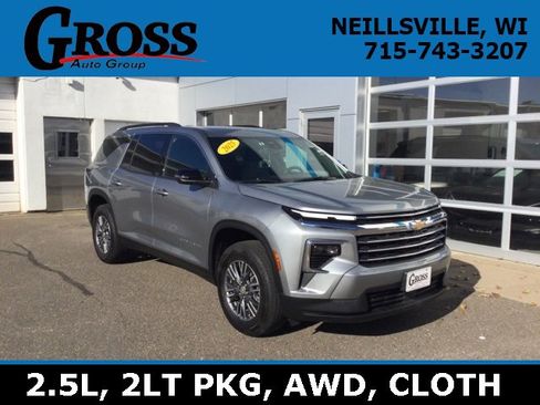 Used 2025 Chevrolet Traverse LT image 1