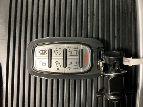 Used 2022 Chrysler Pacifica Touring-L image 32