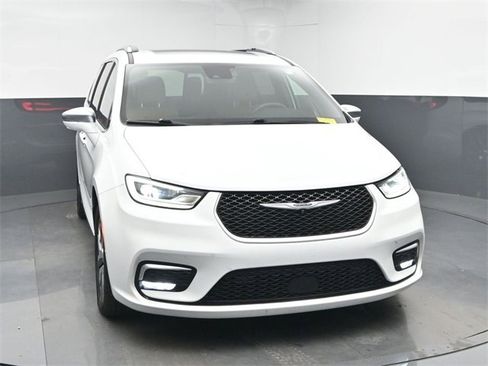 Used 2022 Chrysler Pacifica Pinnacle image 2