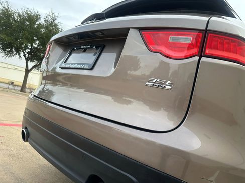 Used 2017 Jaguar F-PACE R-Sport image 12