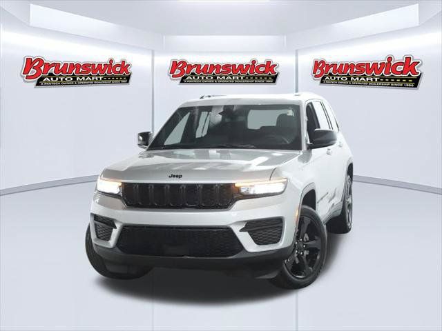 Certified 2024 Jeep Grand Cherokee Altitude AWD/4WD image 2