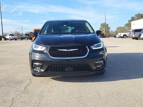 Used 2024 Chrysler Pacifica Touring-L image 8