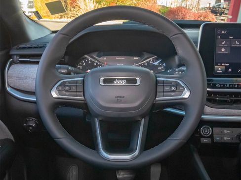 Used 2025 Jeep Compass Latitude image 13