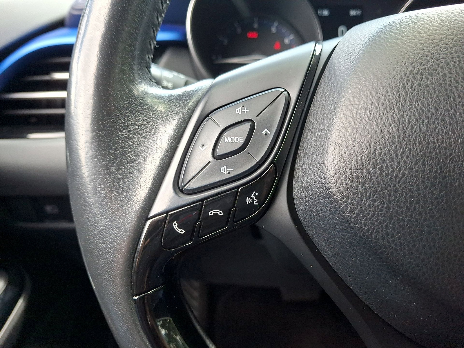 Used 2021 Toyota C-HR XLE FWD image 17