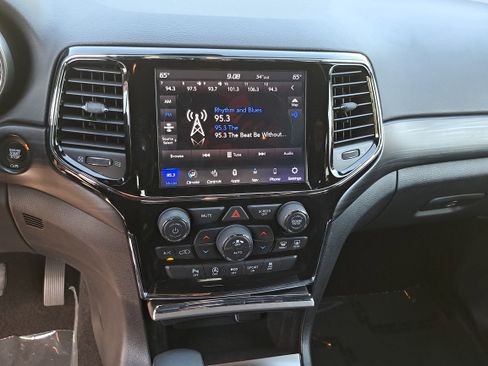 Used 2020 Jeep Grand Cherokee Altitude RWD image 20