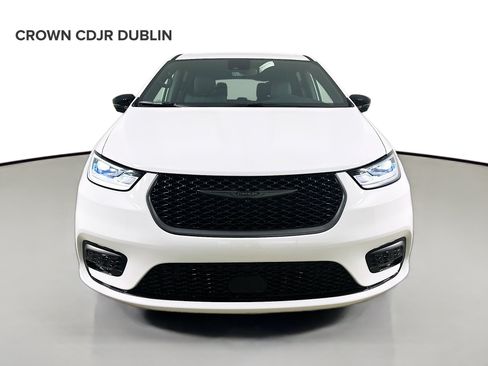 Used 2026 Chrysler Pacifica Select AWD/4WD image 2