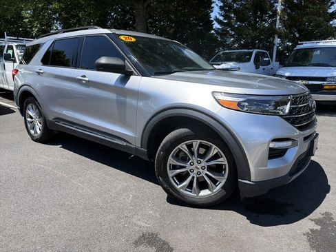 Used 2020 Ford Explorer XLT w/ Equipment Group 202A AWD/4WD image 2