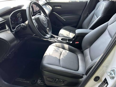 Used 2023 Toyota Corolla Cross XLE w/ Convenience Package FWD image 12