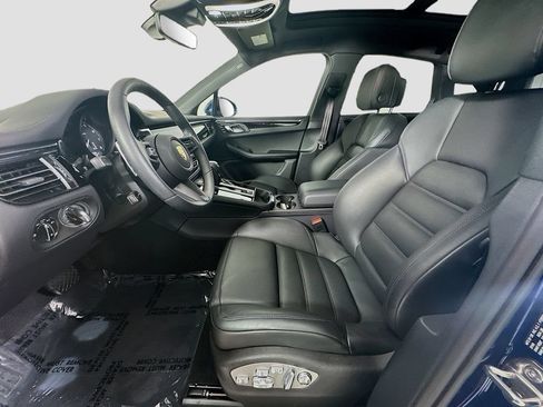 Certified 2025 Porsche Macan AWD/4WD image 5