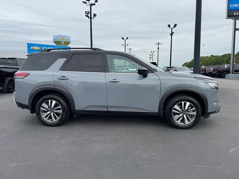 Used 2024 Nissan Pathfinder SL FWD image 2