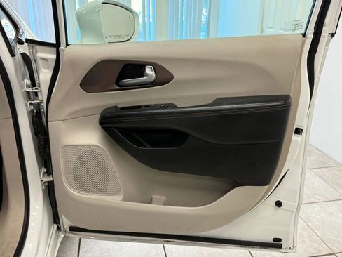 Used 2017 Chrysler Pacifica Touring-L image 22