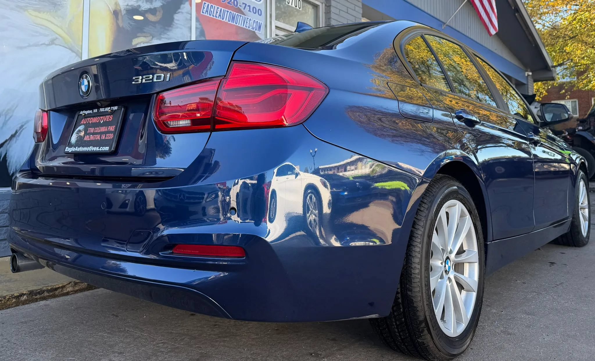Used 2018 BMW 320i xDrive Sedan w/ Convenience Package AWD/4WD image 3