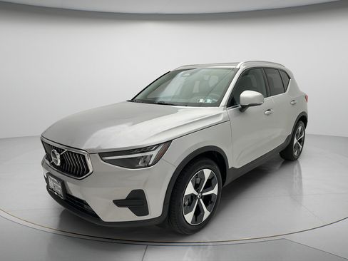 Used 2024 Volvo XC40 B5 Core AWD/4WD image 3