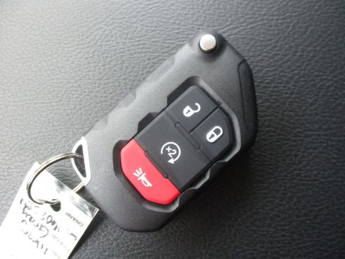 Used 2025 Jeep Wrangler Unlimited Sahara AWD/4WD image 40