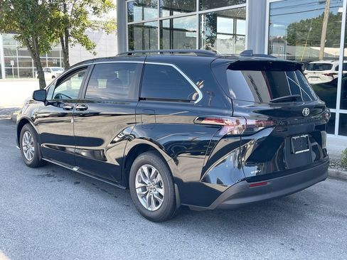 Used 2026 Toyota Sienna XLE FWD image 14