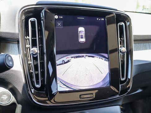 Certified 2026 Volvo XC40 B4 Core FWD image 28