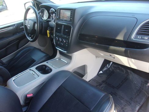 Used 2019 Dodge Grand Caravan SXT FWD image 12