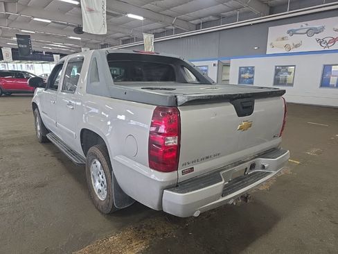 Used 2009 Chevrolet Avalanche LT w/ Convenience Package #1 AWD/4WD image 5