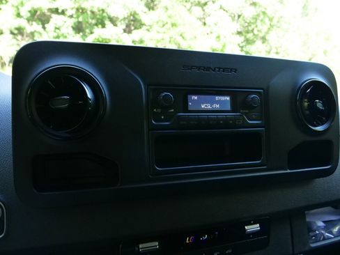 Used 2025 Mercedes-Benz Sprinter 2500 image 9