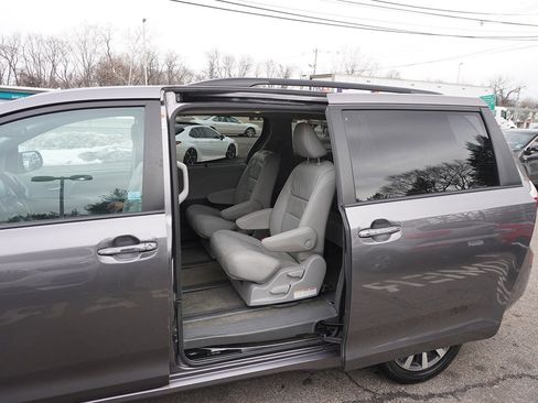 Used 2018 Toyota Sienna XLE w/ XLE Navigation Package image 26