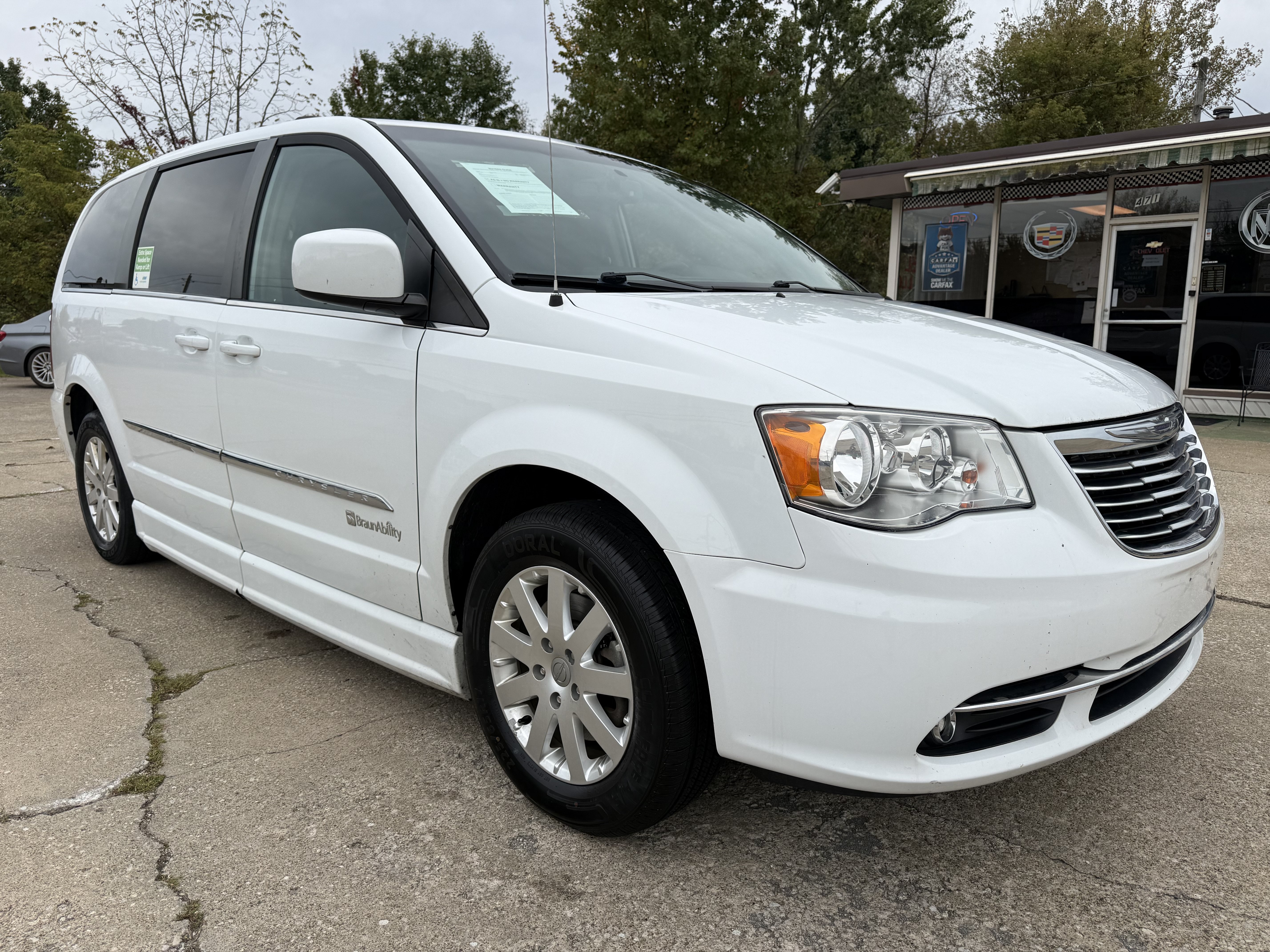 Used 2016 Chrysler Town & Country Touring FWD image 3