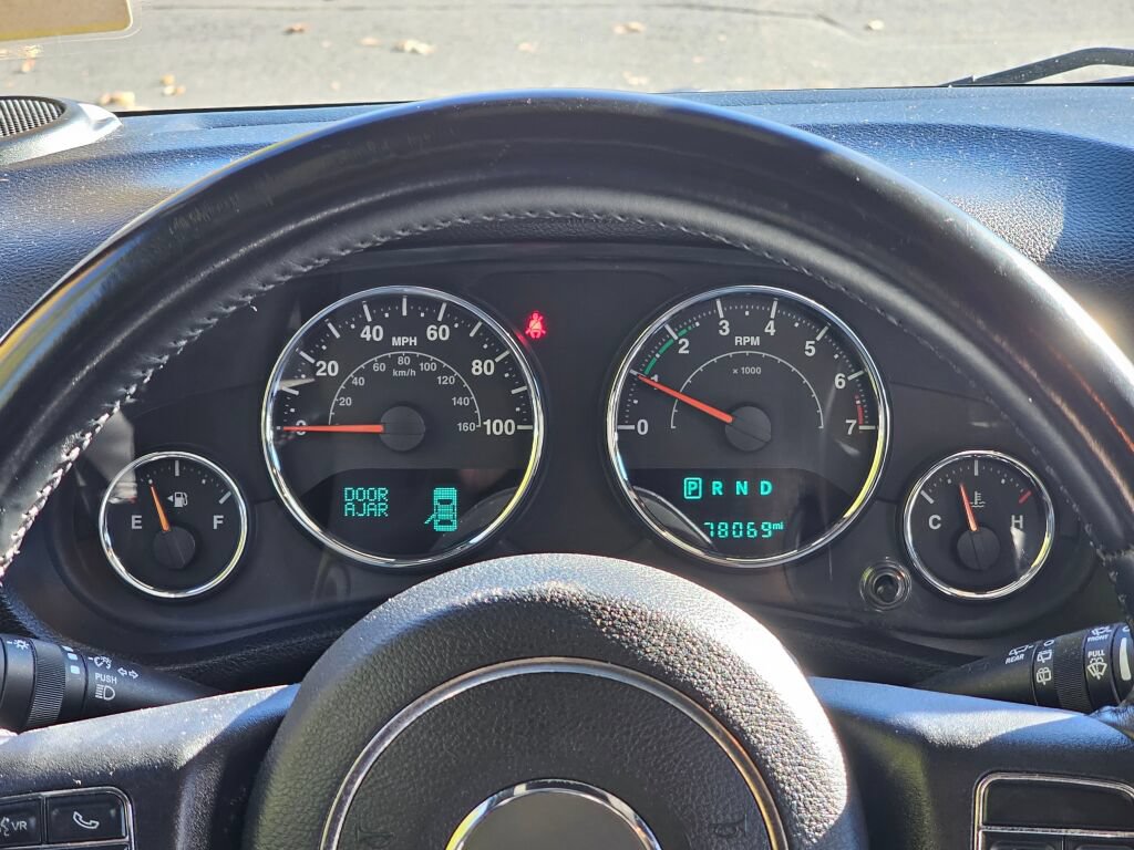 Used 2015 Jeep Wrangler Unlimited Rubicon AWD/4WD image 11