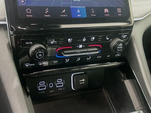 Used 2023 Jeep Grand Cherokee Limited w/ Luxury Tech Group II AWD/4WD image 24