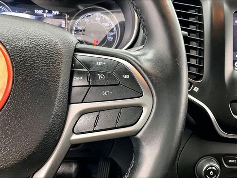 Used 2019 Jeep Cherokee Latitude Plus image 19