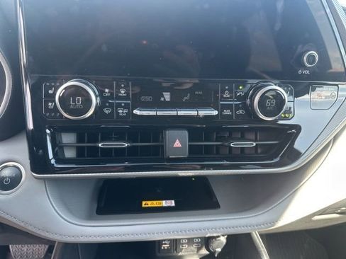Used 2024 Toyota Highlander Platinum FWD image 24