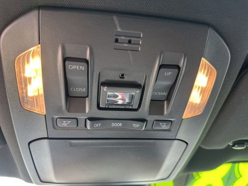 Used 2022 Toyota Highlander XSE FWD image 21