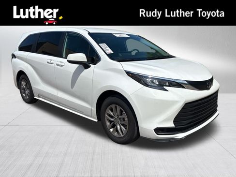 Used 2026 Toyota Sienna LE FWD image 1