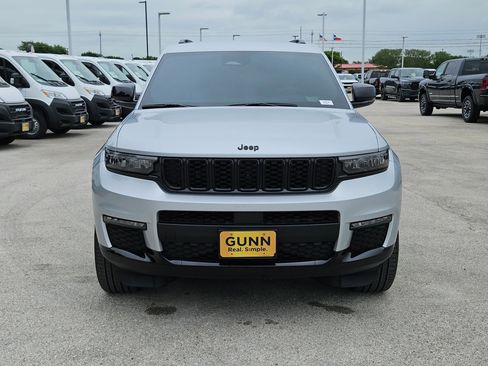 Used 2025 Jeep Grand Cherokee L Limited w/ Black Appearance Package AWD/4WD image 8