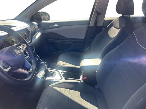 Used 2024 Volkswagen Taos SE FWD image 9